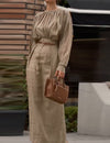 Elegante outfit met ronde hals, lange mouwen en plooien.