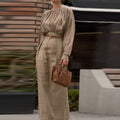 Elegante outfit met ronde hals, lange mouwen en plooien.