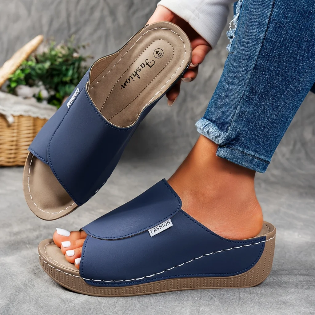 Comfortabele leren slippers met dikke zool en voetboogondersteuning.